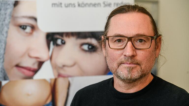 Sexualpädagoge Hans-Peter Breuner von profamilia Würzburg erklärt welches Rüstzeug Eltern ihren Kindern mitgeben können, damit sie sich gegen Missbrauch - aber auch in anderen Lebenslagen - gut wehren können.