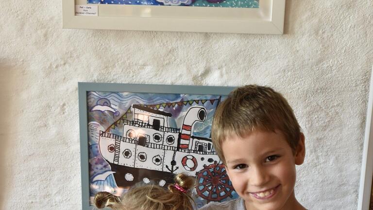 Feli (4) und Carlo (7) hatten viel Spaß beim gemeinsamen Malen des blauen Bildes mit Flocken im Kurs für Kleinkinder mit Eltern. Feli (4) und Carlo (7) hatten viel Spaß beim gemeinsamen Malen des blauen Bildes mit Flocken im Kurs für Kleinkinder mit Eltern.