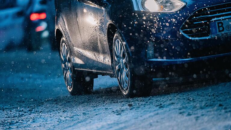 Spätestens zum Beginn der kalten Jahreszeit sollten alle Autos mit Winterreifen ausgestattet sein.