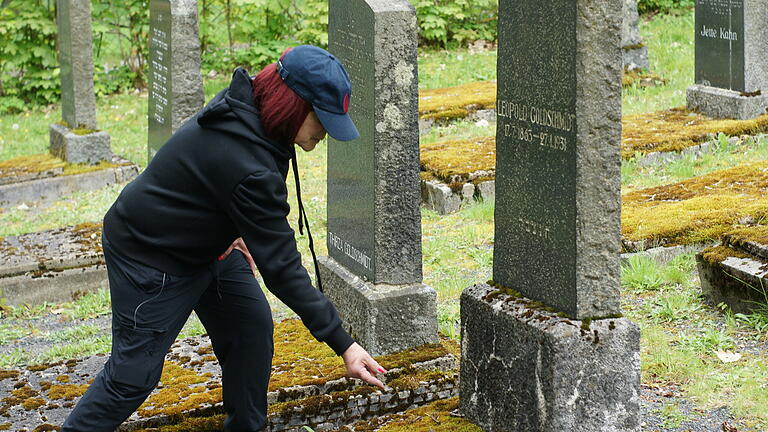 Judentum in Brückenau: Goldschmidt-Nachfahren zu Besuch       -  Eve Mannes, Nachfahrin der jüdischen Familie Goldschmidt aus Brückenau, legt nach alter Tradition auf dem Friedhof in der Leimbachstraße einen Stein aufs Grab ihres Großvaters Leopold Goldschmidt.