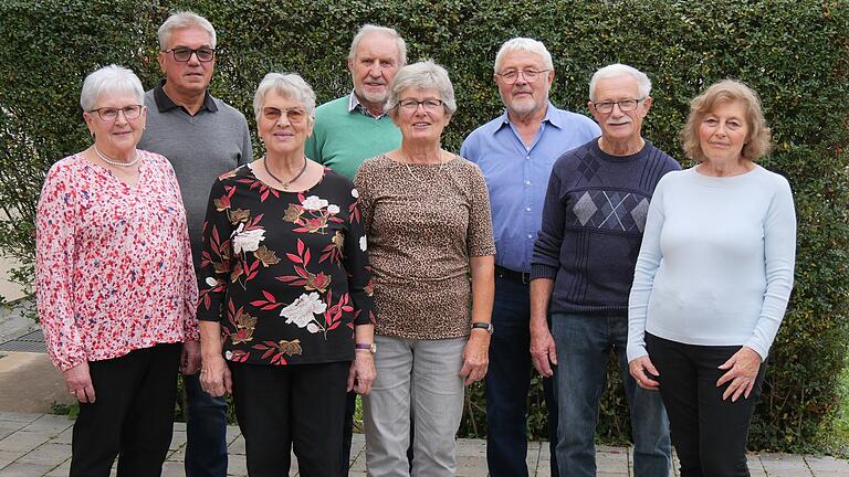 Gemeinsame Geburtstagsfeier ehemaliger Klassenkameradinnen und Klassenkameraden anlässlich deren 75. Geburtstage (von links): Renate Remling, Wilfried Stark, Emilie Sauer, Günther Barth, Mathilde Ohlsen, Walter Keller, Viktor Issing und Marlene Besler.