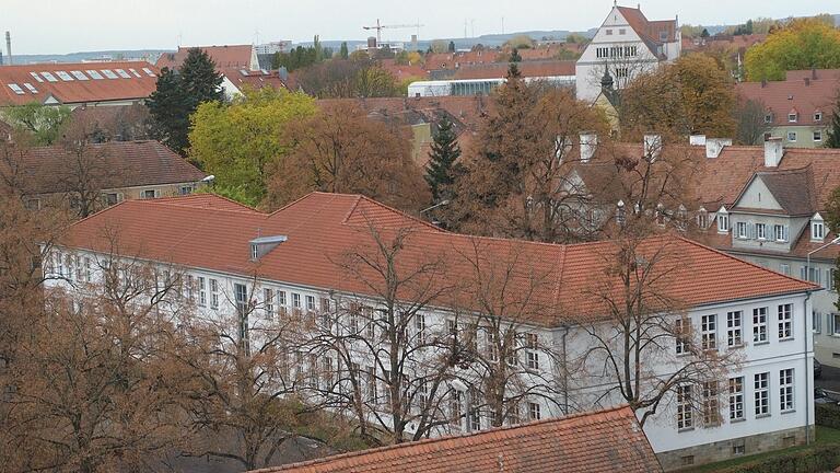 Der dickste Brocken beim Bauunterhalt ist im städtischen Haushalt 2020 für die Schulen (drei Millionen Euro) vorgesehen. Berücksichtigt sind dabei nicht die Investition von 20 Millionen Euro für die neue Körnerschule in dem neuen Stadtteil Bellevue. Das bisherige Schulgebäude (Bildmitte) soll nach 2022 die Fachoberschule (ehemals Goetheschule, rechts im Hinterrund) nutzen.