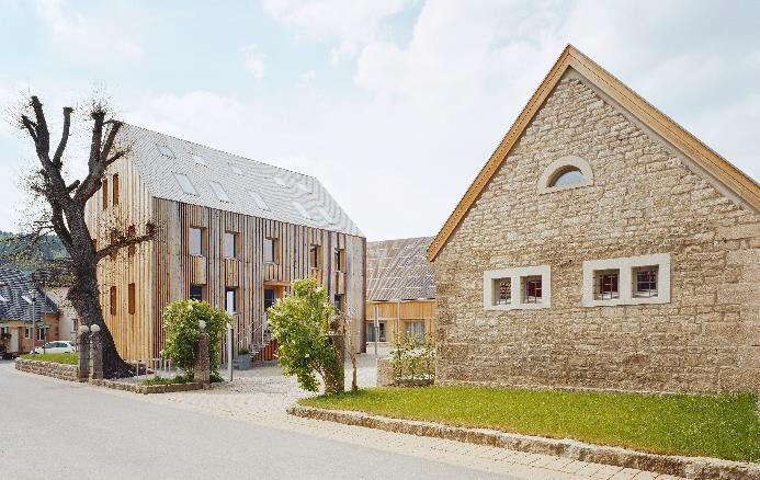 Für die Umgestaltung des Hofes in Weikersheim gab es einen Landbaukultur-Preis: Es sei ein stimmiges Ensemble entstanden, das den ursprünglichen Naturstein mit einer neuen Holzverschalung verbindet.