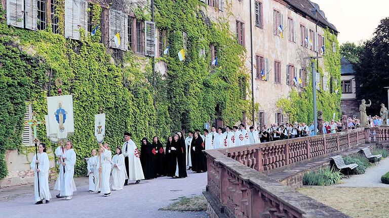 Anlässlich Mariä Himmelfahrt finden am Donnerstag, 15. August, zwei Festgottesdienste in der Bronnbacher Klosterkirche statt. Im Anschluss an den Abendgottesdienst ist eine feierliche Prozession geplant.