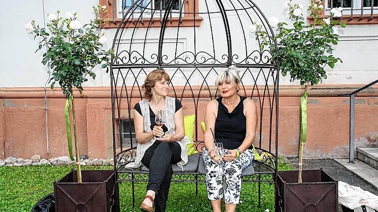 Lauschiges Plätzchen für die Besucher: Zwei von ihnen, Christine Wrede (links) und Ingeborg Richter-Schick beim Sommerfestival vor dem Kirchshönbacher Schloss.