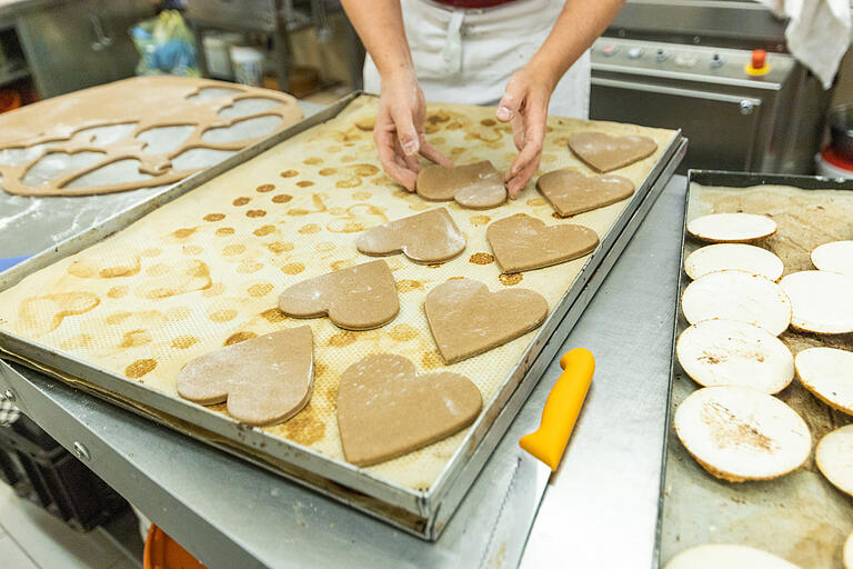 Diese Lebkuchenherzen wurden als Sonderbestellungen aufgegeben. Sie sollen ohne Verzierung an den Kunden gehen. Diese Lebkuchenherzen wurden als Sonderbestellungen aufgegeben. Sie sollen ohne Verzierung an den Kunden gehen.