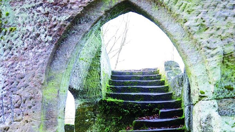 Die Felsenburgruine Rotenhan ist ein Burgtypus, der in Franken nur selten vorkommt.