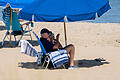 Bidens in Rehoboth Beach.jpeg       -  Joe Biden und seine Frau Jill sitzen unter einem Sonnenschirm am Strand von Rehoboth Beach.