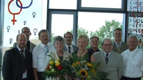 Verabschiedung beim Friedrich-Rückert-Gymnasium in Ebern: Im Bild von links Wolfgang Grübert (Mitarbeiter der Schulleitung), Dr. Bernd Jakob (ständiger Stellvertreter des Schulleiters), Georg Strehl, Irmingard Hellmer, Schulleiter Dr. Kilian Popp, Elfriede Gebhardt, Karl-Heinz Krebs, Dagobert Hellmer, der Elternbeiratsvorsitzende Roland Wiltschka und Josef Gebhardt. - Verabschiedung beim Friedrich-Rückert-Gymnasium in Ebern: Im Bild von links Wolfgang Grübert (Mitarbeiter der Schulleitung), Dr. Bernd Jakob (ständiger Stellvertreter des Schulleiters), Georg Strehl, Irmingard Hellmer, Schulleiter Dr. Kilian Popp, Elfriede Gebhardt, Karl-Heinz Krebs, Dagobert Hellmer, der Elternbeiratsvorsitzende Roland Wiltschka und Josef Gebhardt. Verabschiedung beim Friedrich-Rückert-Gymnasium in Ebern: Im Bild von links Wolfgang Grübert (Mitarbeiter der Schulleitung), Dr. Bernd Jakob (ständiger Stellvertreter des Schulleiters), Georg Strehl, Irmingard Hellmer, Schulleiter Dr. Kilian Popp, Elfriede Gebhardt, Karl-Heinz Krebs, Dagobert Hellmer, der Elternbeiratsvorsitzende Roland Wiltschka und Josef Gebhardt. - Verabschiedung beim Friedrich-Rückert-Gymnasium in Ebern: Im Bild von links Wolfgang Grübert (Mitarbeiter der Schulleitung), Dr. Bernd Jakob (ständiger Stellvertreter des Schulleiters), Georg Strehl, Irmingard Hellmer, Schulleiter Dr. Kilian Popp, Elfriede Gebhardt, Karl-Heinz Krebs, Dagobert Hellmer, der Elternbeiratsvorsitzende Roland Wiltschka und Josef Gebhardt.