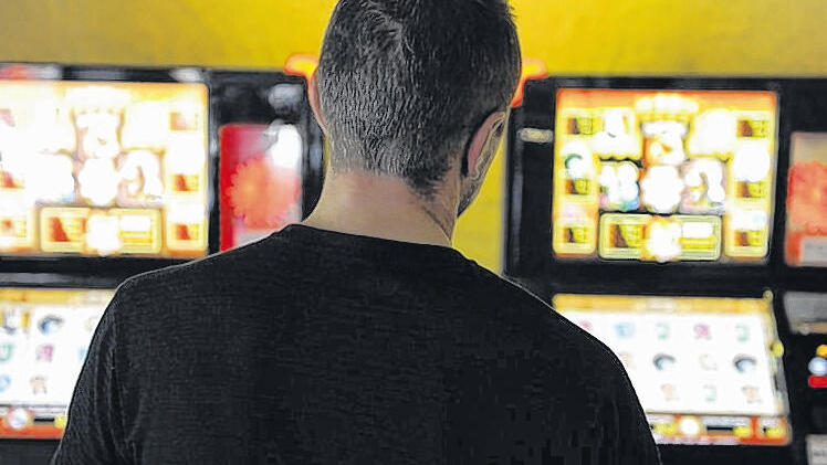 Flimmernde Verlockungen: Jugendliche erliegen häufig der Spielsucht am Computer sowie an Geldspielautomaten. Flimmernde Verlockungen: Jugendliche erliegen häufig der Spielsucht am Computer sowie an Geldspielautomaten.