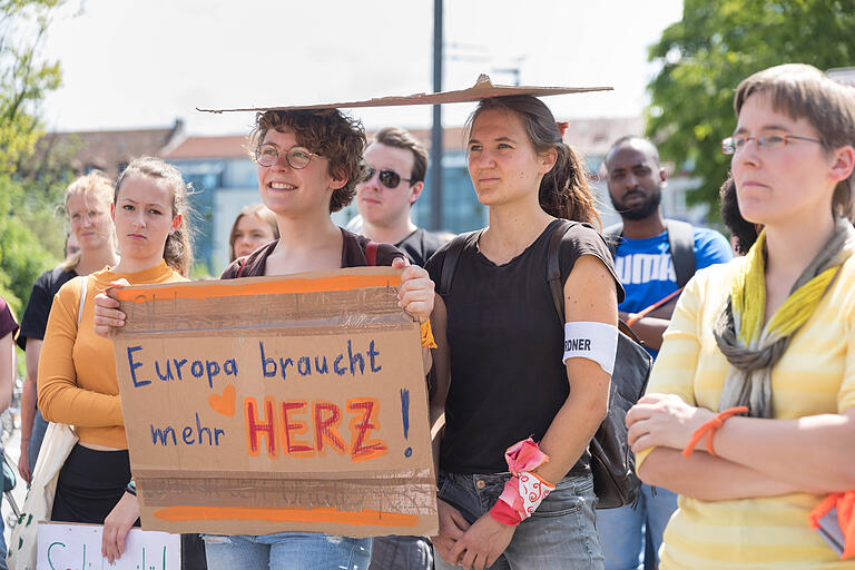 Die Kundgebung am Hauptbahnhof. Die Kundgebung am Hauptbahnhof. 