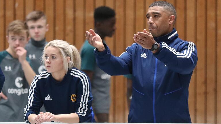 Trainer Wesley Hughes (rechts) und Sportwissenschaftlerin Jessica Fay beobachten den Auftritt ihrer Wolverhampton Wanderers. Trainer Wesley Hughes (rechts) und Sportwissenschaftlerin Jessica Fay beobachten den Auftritt ihrer Wolverhampton Wanderers.