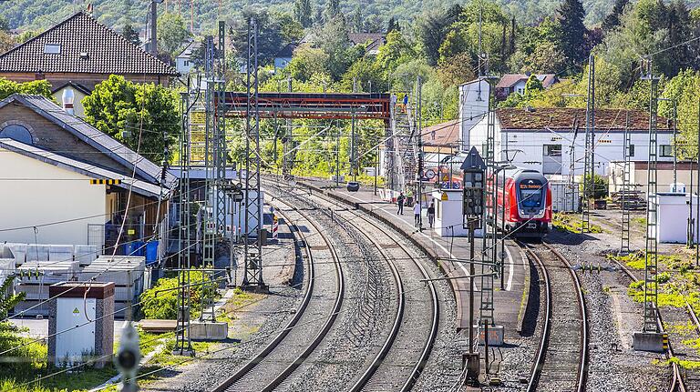 Aufzüge, neue Treppen, neue Bahnsteige – der Umbau am Haßfurter Bahnhof hat begonnen und soll bis Oktober 2021 abgeschlossen sein. Aufzüge, neue Treppen, neue Bahnsteige – der Umbau am Haßfurter Bahnhof hat begonnen und soll bis Oktober 2021 abgeschlossen sein.