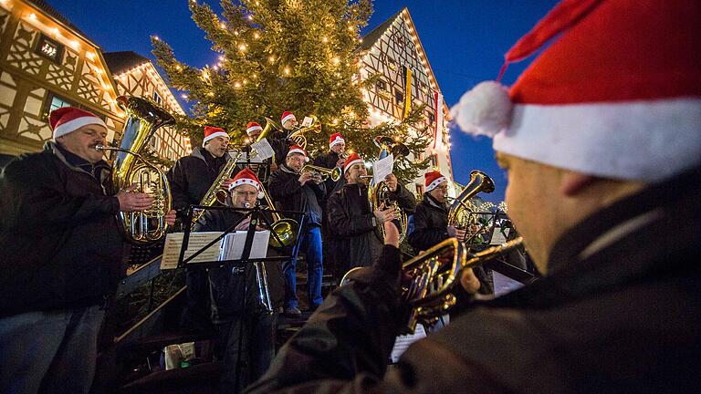 Im Landkreis Haßberge finden in den kommenden Wochen zahlreiche Weihnachtsmärkte statt. Dabei ist auch immer für die musikalische Unterhaltung gesorgt (Archivbild). Im Landkreis Haßberge finden in den kommenden Wochen zahlreiche Weihnachtsmärkte statt. Dabei ist auch immer für die musikalische Unterhaltung gesorgt (Archivbild).