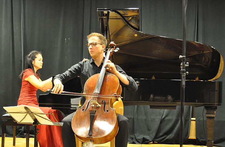 Klassik vom Feinsten: Hisako Kawamura (Flügel) und Uli Witteler 2018 bei einem Meisterkonzert im Schüttbau. (Archivbild)