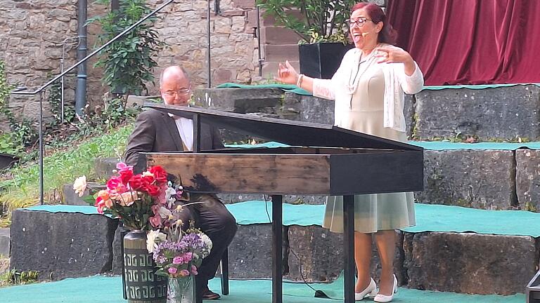 Spectaculum auf Schloss Saaleck zeigt Stück Glorious       -  Ein Desaster von Beginn an: Florence Foster Jenkins (Anne Rauschmann) singt bei Cosme McMoon (Markus Arneth) vor.