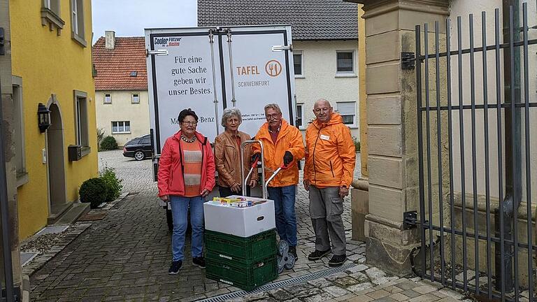 Betty Scheuring (links) und Pfarrgemeinderatsvorsitzende Inge Henkel hatten mitgeholfen, den Erntedankaltar in Unterspiesheim zu schmücken, sie übergaben die Erntedankgaben aus Unterspiesheim an die beiden ehrenamtlichen Helfer der Schweinfurter Tafel Reinhold Hahn und Werner Wieland. Betty Scheuring (links) und Pfarrgemeinderatsvorsitzende Inge Henkel hatten mitgeholfen, den Erntedankaltar in Unterspiesheim zu schmücken, sie übergaben die Erntedankgaben aus Unterspiesheim an die beiden ehrenamtlichen Helfer der Schweinfurter Tafel Reinhold Hahn und Werner Wieland.