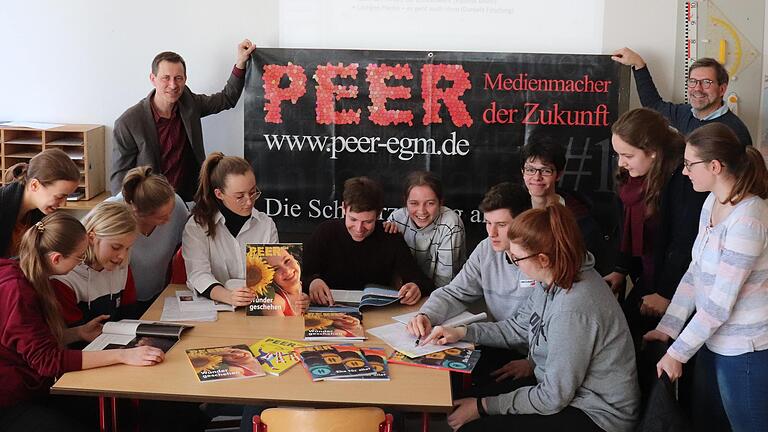 Die Schüler des Egbert-Gymnasiums Münsterschwarzach treffen sich jeden Montag zur Redaktionssitzung der Schülerzeitung Peer Plus mit Redaktionsleiter Reinhard Klos (links) und dem Leiter des Filmteams, Martin Pohl (rechts).&nbsp;