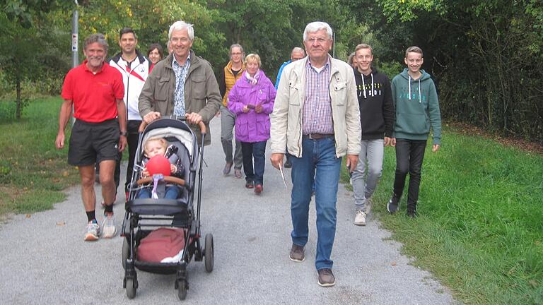 Bei der Einweihung der Dorfrunde Bad Neustadt/Gartenstadt mit (vordere Reihe von links) Karl Breitenbücher, Laufinitiator Eberhard Helm mit Enkeltochter, VfL-Vorstandsmitglied Hans Giglhuber und den ersten Aktiven. Bei der Einweihung der Dorfrunde Bad Neustadt/Gartenstadt mit (vordere Reihe von links) Karl Breitenbücher, Laufinitiator Eberhard Helm mit Enkeltochter, VfL-Vorstandsmitglied Hans Giglhuber und den ersten Aktiven.