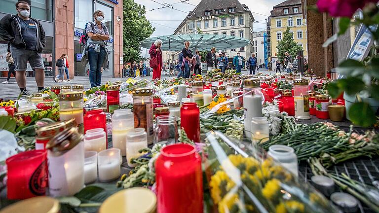 Direkt nach der Messerattacke trauerten viele Menschen am Tatort am Barbarossaplatz.&nbsp;