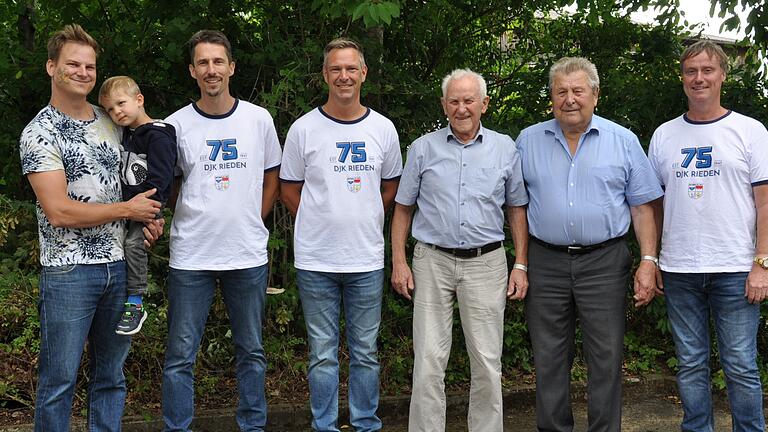 Jüngstes und ältestes Mitglied der DJK Rieden: der dreijährige Hannes Kühn auf dem Arm seines Vaters Philipp (links) und der 91-jährige Leo Stark (Zweiter von rechts). Es gratulierten die drei Vorstände im DJK-Outfit: Sven Hippeli&nbsp; und Matthias Schemmel (Zweiter und Dritter von links) und Klaus Keller mit Jubilar Josef Strobel (von rechts).