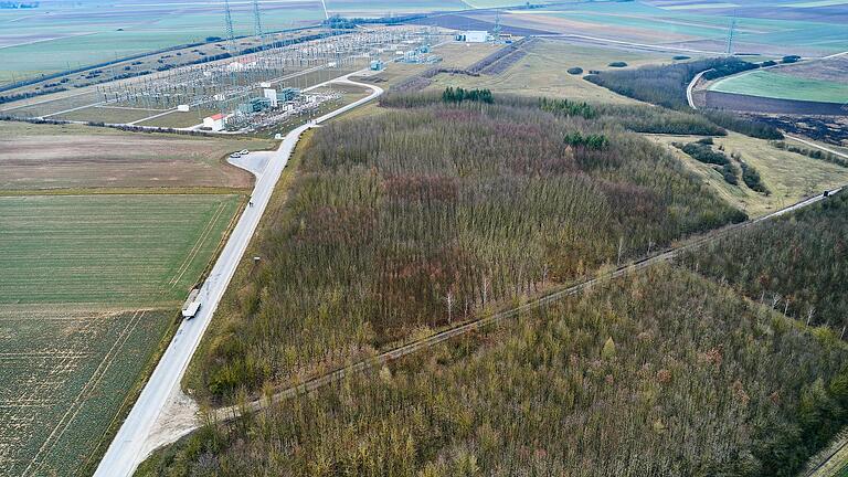 Der Klimawald der Gemeinde Bergrheinfeld (rechts) ist gerettet. Netzbetreiber Tennet hat für die letzten 700 Meter des SuedLink zum Umspannwerk nun einen Leitungsverlauf entlang der Zufahrtsstraße als Vorzugstrasse benannt.