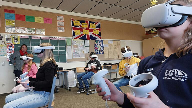 Die Schülerinnen und Schüler Klasse 6a der Mittelschule Marktheidenfeld haben einen Workshop zum Thema Cybermobbing absolviert. Mittels Virtual-Reality-Brillen haben sie erlebt, wie bedrückend es sein kann, Beleidigungen und Bedrohungen zu erfahren und was man dagegen tun kann.