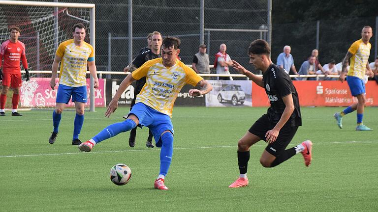 Laif Reiling (rechts) setzt seinen Gegenspieler unter Druck. Im Hintergrund sein Teamkollege Dominik Englert.