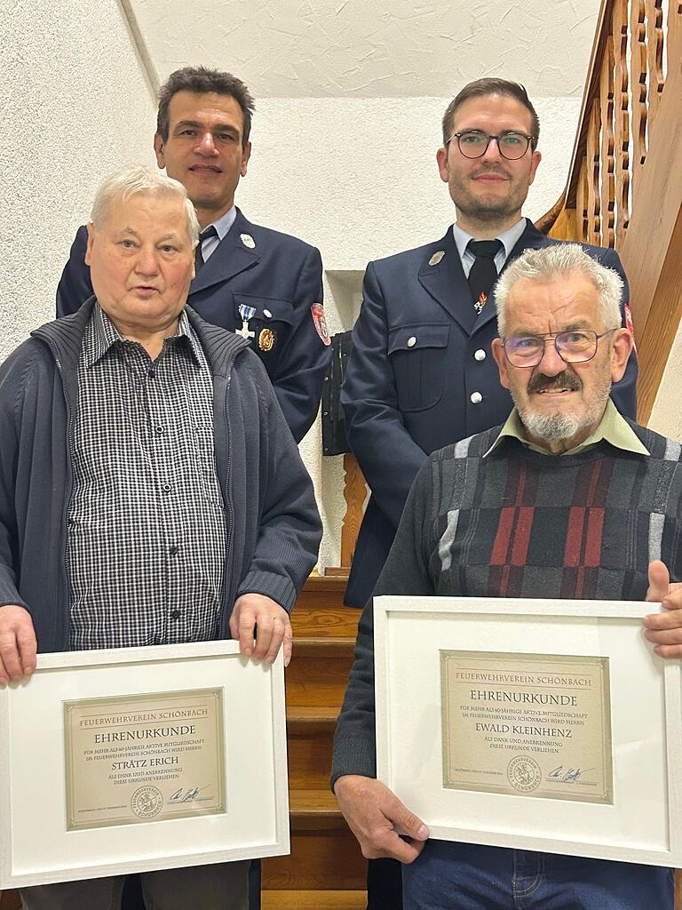 Für ihre 60-jährige Mitgliedschaft erhielten Erich Strätz und Ewald Kleinhenz (vordere Reihe von links) eine Ehrenurkunde. Für ihre 60-jährige Mitgliedschaft erhielten Erich Strätz und Ewald Kleinhenz (vordere Reihe von links) eine Ehrenurkunde.