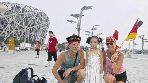 Lothar Riedel und seine Frau Rita starteten von Schallfeld aus, um die Olympischen Spiele in Peking live mitzuverfolgen. Sie erlebten in der chinesischen Hauptstadt neben den sportlichen Wettkämpfen ein uns Europäern in vielen Punkten fremdes Land, mit Menschen, die den Besuchern offen begegnen. Das Bild zeigt die beiden Schallfelder zusammen mit einem chinesischem Mädchen vor dem großen Olympiastadion in Peking.