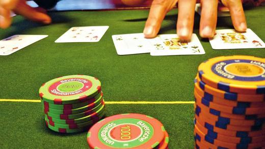 Bad Kissingen ist Schauplatz des bayerischen Poker-Finales       -  (mäu-)   Im März werden bis zu 160 Pokerspieler dem Luitpold-Casino die Ehre geben. Im Jahr ihres 60-jährigen Bestehens wird die Bad Kissinger Spielbank Schauplatz für das Finale der Bayern Pokermeisterschaft sein. Für Spielbank-Chefin Heidrun Vorndran das Highlight des Jahres 2015. Doch auch mit dem vergangenen Jahr zeigt sich die Direktorin zufrieden. Zwar ist 2014 die Zahl der Besucher gegenüber dem Vorjahr von 73 000 auf 69 000 gesunken, das Bruttospielergebnis (BSE) stieg dagegen leicht um 1,7 Prozent auf 4 665 000 Euro. Laut Heidrun Vorndran kommt der größte Teil der Besucher aus dem Raum Unterfranken. Doch es wurden auch Gäste aus entfernten Bundesländern wie Brandenburg, Schleswig-Holstein und Niedersachsen gezählt. Während die Statistik im Roulette-Saal (Großes Spiel) eine Steigerung des Bruttospielergebnisses um 14,13 Prozent ausweist, sank das BSE im Automatensaal (Kleines Spiel) um 3,39 Prozent. Die steigende Beliebtheit des Großen Spiels erklärt sich Heidrun Vorndran unter anderem mit der Atmosphäre des Roulette-Saals: &bdquo;Da machen sich das Flair und das historische Ambiente bemerkbar.&ldquo;Foto: Roland Pleier