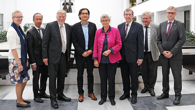 Nach der Wahl der neuen Vizepräsidenten der JMU (von links): Barbara Sponholz, Phuoc Tran-Gia, Ekhard Salje (Vorsitzender des Universitätsrats), Baris Kabak, Ulrike Holzgrabe, Universitätspräsident Alfred Forchel, Wolfgang Riedel und Kanzler Uwe Klug