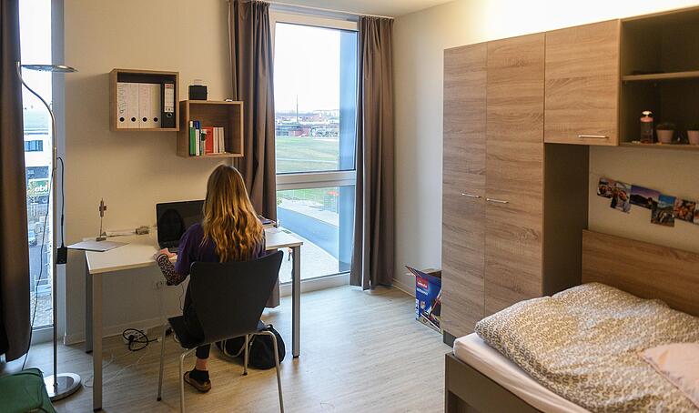 Schreibtisch, Schränke und ein Bett: So sieht das typische Studentenwohnheim-Zimmer aus. Hier zu sehen ist Alessia Berninger im 'Green Living Inn' am Hubland. Schreibtisch, Schränke und ein Bett: So sieht das typische Studentenwohnheim-Zimmer aus. Hier zu sehen ist Alessia Berninger im 'Green Living Inn' am Hubland.