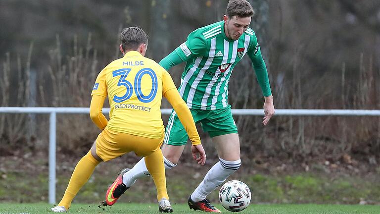 Bleibt zumindest bis Saisonende beim FC 05 Schweinfurt: Meris Skenderovic (rechts, im Zweikampf mit dem Offenbacher Paul Milde).