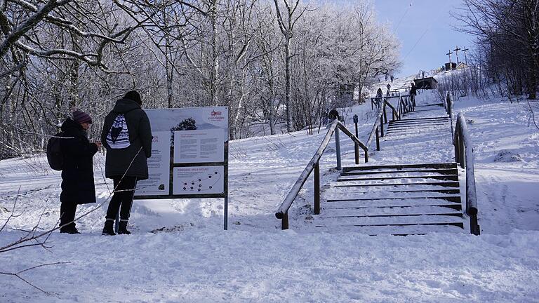 Die Treppen zu den drei Kreuzen sind derzeit Schnee-bedingt kaum passierbar.