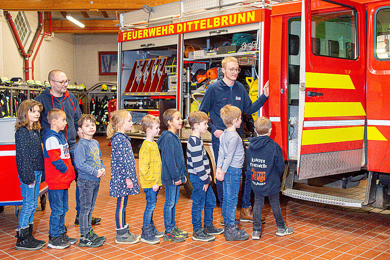 Einmal im Feuerwehrauto sitzen, für Kinder ist das ein Erlebnis. Philip Bechmann (links) und Linus Klein zeigen in der Gruppenstunde der Kinderfeuerwehr den Mädchen und Jungen die Ausstattung des Dittelbrunner Feuerwehrautos. Einmal im Feuerwehrauto sitzen, für Kinder ist das ein Erlebnis. Philip Bechmann (links) und Linus Klein zeigen in der Gruppenstunde der Kinderfeuerwehr den Mädchen und Jungen die Ausstattung des Dittelbrunner Feuerwehrautos.