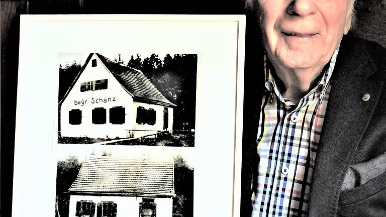 Lothar Münch, Seniorchef der Gaststätte 'Bayrische Schanz' zeigt Bilder, wie das Wirtshaus vor seiner Aufstockung 1945 ausgesehen hat. Lothar Münch, Seniorchef der Gaststätte 'Bayrische Schanz' zeigt Bilder, wie das Wirtshaus vor seiner Aufstockung 1945 ausgesehen hat. 