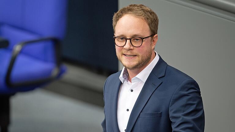 Bundestag - Der Grünen-Politiker, Marcel Emmerich, unterstützt Bemühungen der Bundesinnenministerin für eine Reform des Waffenrechts. (Archivbild) Bundestag - Der Grünen-Politiker, Marcel Emmerich, unterstützt Bemühungen der Bundesinnenministerin für eine Reform des Waffenrechts. (Archivbild)