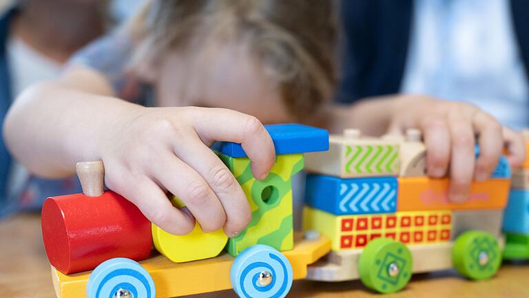 Kinder spielen mit Spielzeug - Neben KI-Spielzeug bleiben auch Klassiker wie Eisenbahnen gefragt. Kinder spielen mit Spielzeug - Neben KI-Spielzeug bleiben auch Klassiker wie Eisenbahnen gefragt.