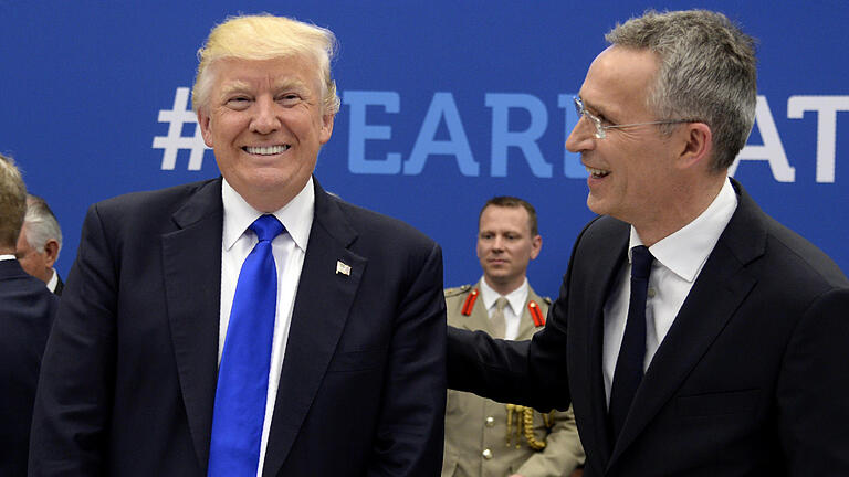 Nato-Gipfel       -  US-Präsident Donald Trump (l) lacht am 25.05.2017 im Nato-Hauptquartier in Brüssel (Belgien), während er bei einem Arbeitsessen mit Nato-Generalsekretär Jens Stoltenberg spricht.