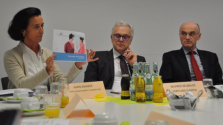 Wie und auf welchen Kanälen für die Geburtshilfe der Haßberg-Kliniken geworben werden soll, stellte Marketingreferentin Karin Kramer vor. Mit im Bild: Wilfried Neubauer (Vorstandsvorsitzender der Haßberg-Kliniken) und Landrat Wilhelm Schneider (rechts). Wie und auf welchen Kanälen für die Geburtshilfe der Haßberg-Kliniken geworben werden soll, stellte Marketingreferentin Karin Kramer vor. Mit im Bild: Wilfried Neubauer (Vorstandsvorsitzender der Haßberg-Kliniken) und Landrat Wilhelm Schneider (rechts).