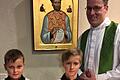 Die Ministranten Valentin König und Simon Zimny mit Pfarrer Daigeler.