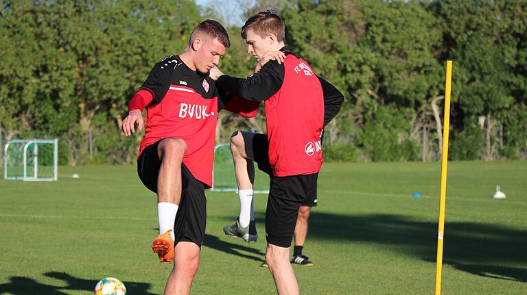 Zurück im Mannschaftstraining: Angreifer Maximilin Breunig (rechts mit Johannes Krus) trainiert nach seinem Autounfal nun wieder fest mit dem Würzburger Team. Zurück im Mannschaftstraining: Angreifer Maximilin Breunig (rechts mit Johannes Krus) trainiert nach seinem Autounfal nun wieder fest mit dem Würzburger Team.
