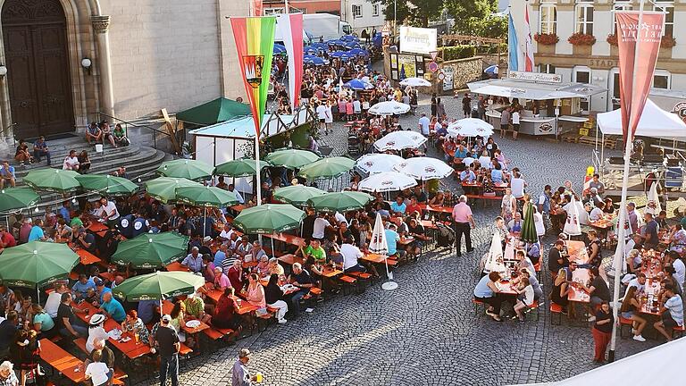 Defibrillatoren sollen in Eltmann an belebten Orten für mehr Sicherheit sorgen. Ob nur Freibad und Marktplatz (hier bei den Biertagen) solche belebten Orte sind, oder auch die zentralen Plätze der Stadtteile, darüber soll nochmals diskutiert werden.