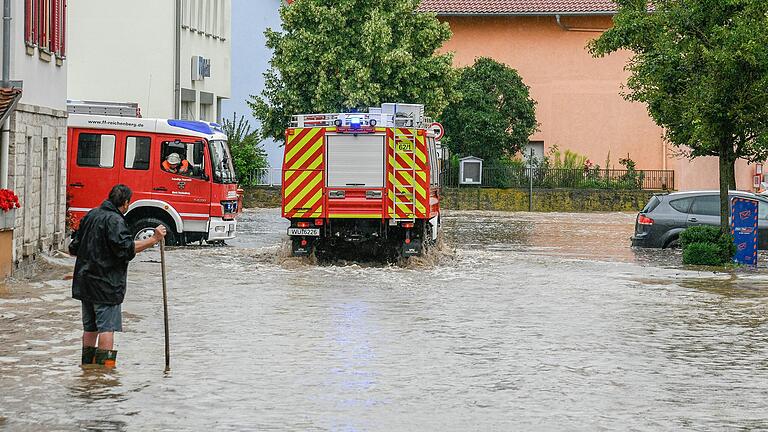 In Reichenberg wurde aufgrund der starken Regenfälle am Freitag das Dorfzentrum überflutet. Auch zahlreiche Keller liefen voll.