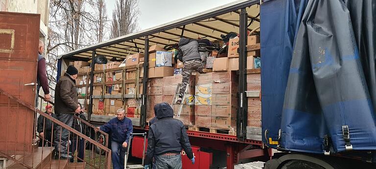 Einer der beiden Weihnachts-Laster des Vereins 'Werke statt Worte' wird an einem Sammellager auf dem Balkan entladen.