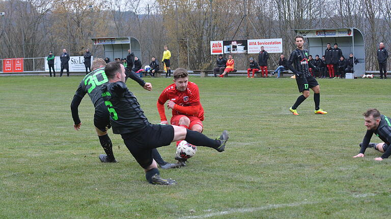 Der FC Fuchsstadt gewinnt in Haibach       -  Der SV Alemannia Haibach erlebte mal wieder ein Fuchsstadt-Trauma. Diesmal war Markus Mjalov (Rotes Trikot) der Matchwinner der FCler.