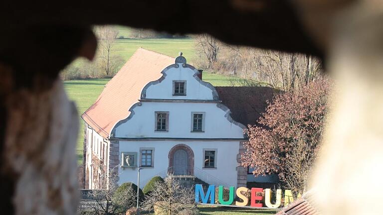 Blick von einem Projekt, das im Rahmen des Konversionsmanagements gefördert wurde, auf ein anderes: Vom Baderturm aus sticht der bunte Schriftzug an der Herrenmühle ins Auge. Foto: Ralf Ruppert       -  Blick von einem Projekt, das im Rahmen des Konversionsmanagements gefördert wurde, auf ein anderes: Vom Baderturm aus sticht der bunte Schriftzug an der Herrenmühle ins Auge. Foto: Ralf Ruppert