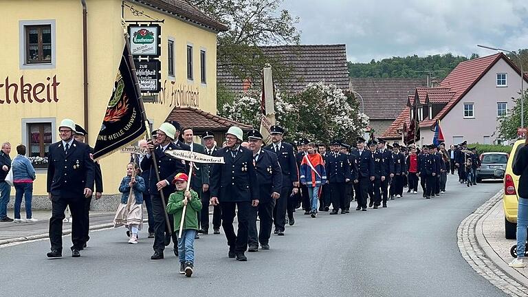 Ein langer Zug mit 28 Feuerwehrgruppen und der Steigerwaldkapelle schlängelte sich durch die Ortsteile Kammerforst und Breitbach. Ein langer Zug mit 28 Feuerwehrgruppen und der Steigerwaldkapelle schlängelte sich durch die Ortsteile Kammerforst und Breitbach.