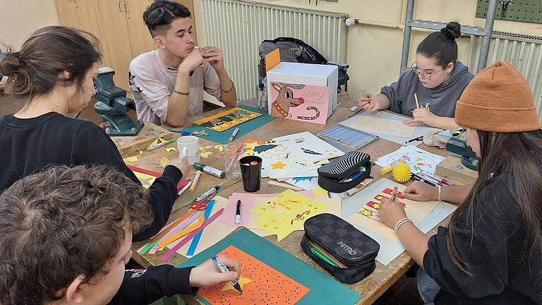 Ruhe, Konzentration und Kreativität lag beim Gestalten der Dekorbögen für die Geschenkkartons von 'Karlstadt hilft' in der Luft.